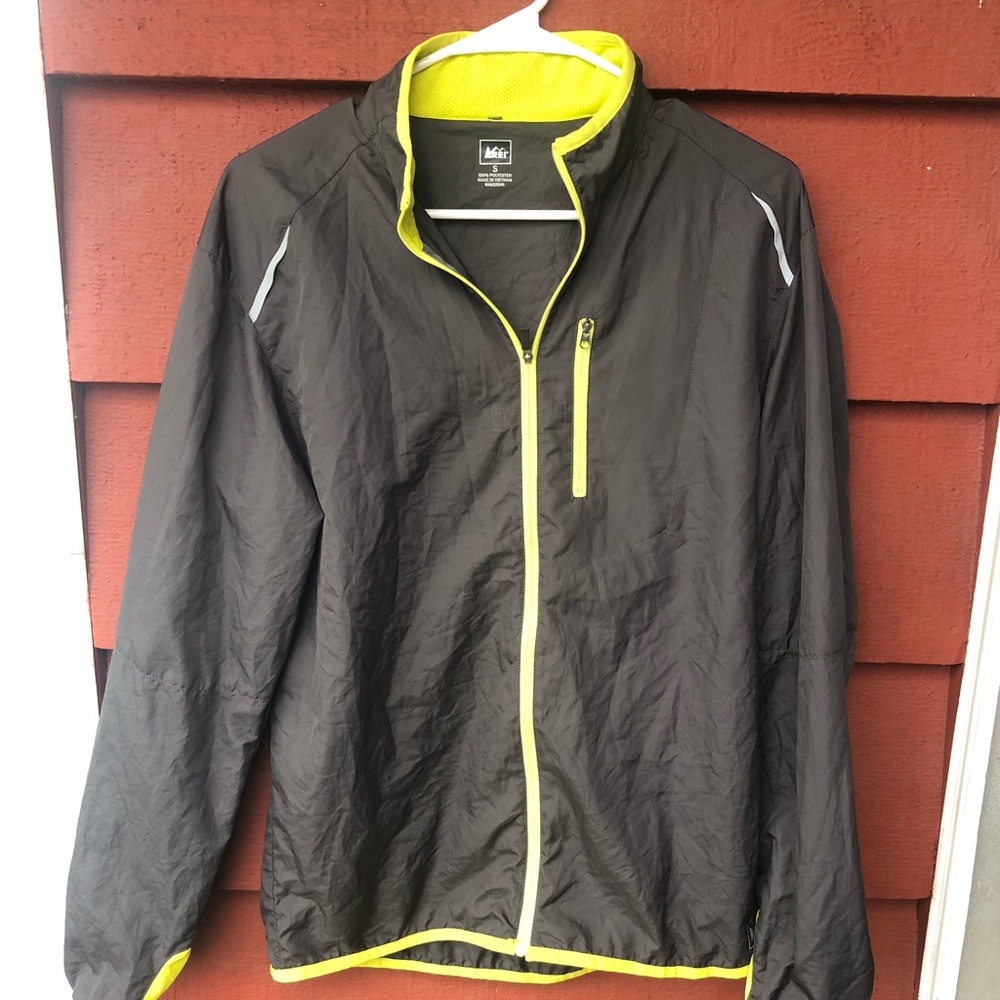 REI Men's Gray Windbreaker with Yellow-Green Trim very lightweight Jacket Size S